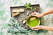 Grüne Erbsen-Minz-Suppe mit Weißbrot