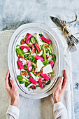 Gebratener Rhabarber-Feta-Salat mit Pekannüssen, Radieschen, Fenchel und rotem Mangold