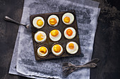 Gebackene Eier aus dem Ofen