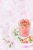 Wassermelonengranita mit Thymian im Glas