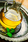 Olivenöl und Basilikumblatt