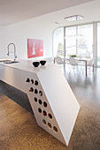 Futuristische Kücheninsel mit Weinlager im Architektenhaus