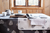Weihnachtliche Tischwäsche in Grau und Weiß