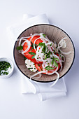Salat von Ochsenherztomaten, Zwiebeln und Blue Cheese Dressing