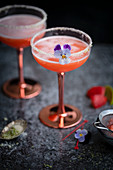 Strawberry Gin Sour Cocktails im Glas mit Zuckerrand