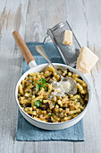 Fusilli mit Auberginen und frittiertem Knoblauch