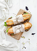 Baguette-Sandwiches mit Rindfleisch, frischem Gemüse und Kräutern