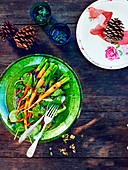 Süsser Karotten-Spinat-Salat mit Johannisbeeren zu Weihnachten