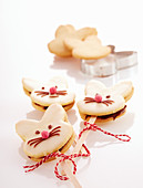 Osterhasen-Keks-Lollies mit Nussnougatcreme und Zuckerglasur