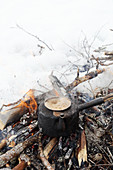 Kaffee kocht auf dem Lagerfeuer in Lappland