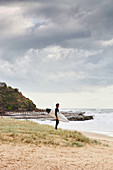 Surfer mit Surfbrett am Coledale Strand (Coal Coast, New South Wales, Australien)