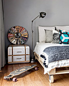 Paletten-Bett auf Rädern, Vintage Accessoires und Skateboard in Jungenzimmer