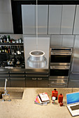 Blick auf Kücheninsel und Einbauküche mit Edelstahlfronten