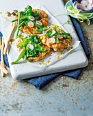 Lachsfritter mit Zuckerschoten und Radieschen (Asien)