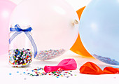 Partydekorationen (Ballons, Konfetti)
