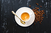 Tasse Espresso und Kaffeebohnen