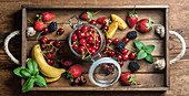Gesunde Sommerfruchtsorten - Kirschen, Erdbeeren, Brombeeren, Pfirsiche, Bananen, Melonenscheiben und Minze