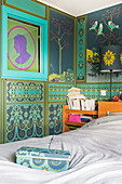 Bett im Schlafzimmer mit orientalischer Tapete