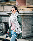 Frau trägt gehäkelten Schal mit Muschelmuster