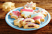 Bunte Sternplätzchen mit Zuckerglasur und Marmeladenfüllung