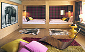 Elegantes Schlafzimmer mit Holzverkleidung und Alkoven
