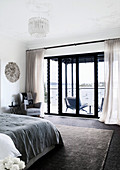 Elegantes Schlafzimmer mit Balkon und Meerblick