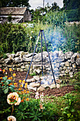 Feuerstelle mit Dreibein im Garten