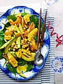 Sommersalat mit gegrilltem Mais, Spinat und Avocado (Aufsicht)