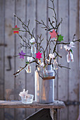 Hanging garden: Advent arrangement of stars and flowers in tiny vases hung from branches