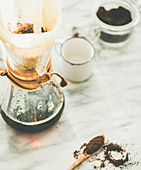 Filterkaffee aufbrühen, Glaskanne mit Filter und Kaffeepulver