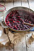 Cooking blackberry and apple jelly