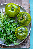 Grüne Kiwi-Tomaten und Koriandergrün