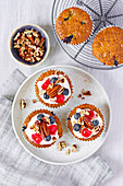 Blaubeer-Pekannuss-Muffins mit Belegkirschen