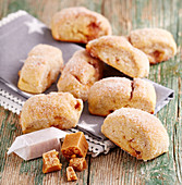 Stollen caramel bites with sugar, peanut butter and toffee