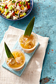 Tepache, mexikanisches Getränk aus Ananas, braunem Zucker und Wasser