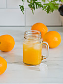 Frischer Orangensaft mit Eiswürfeln