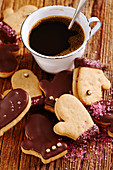 Honigkuchen-Handschuh-Plätzchen zu Weihnachten mit Schokolade und Kirschkonfitüre