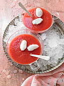 Erdbeer-Gazpacho mit Eischneenocken