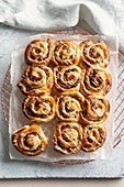 Chelsea buns (Hefeschnecken mit Rosinen und Zuckerguss, Großbritannien)