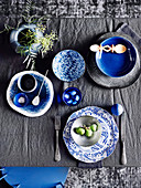 Blau-weißes Gedeck auf anthrazitfarbenem Tisch