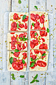 Ziegenkäse-Parfait mit marinierten Erdbeeren, Pistazien und Minze