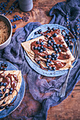Crepes mit geschmolzener Schokolade und Blaubeeren