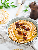 Hummus mit getrockneten Tomaten