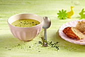 Zucchini soup with thyme and toasted bread for Easter