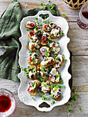 Crostini mit Ricotta, getrockneten Tomaten und Oliven