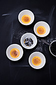Crème brûlée mit wilden Heidelbeeren