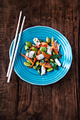 Salat von grünen Bohnen, Papaya und Tintenfisch mit Thaibasilikum