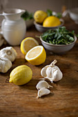 Zitronen, Knoblauch und frische Kräuter