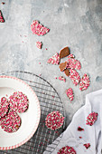 Schokolade mit rosa Zuckerperlen