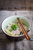 Bandnudeln mit Huhn, Lauch und frittiertem Tofu (Asien)